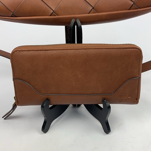 Frye & Co Shoulder Crossbody bag Matching Wallet set Zip close Brown brass NWOT - Picture 4 of 16